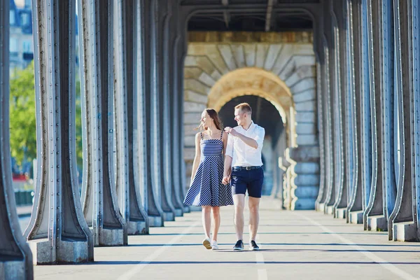 Casal caminhando ao longo da ponte Bir-Hakeim em Paris, França — Fotografia de Stock