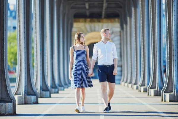 Paar wandelen langs Bir-Hakeim brug in Parijs, Frankrijk — Stockfoto