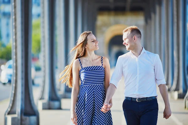 Couple marchant le long du pont Bir-Hakeim à Paris, France — Photo