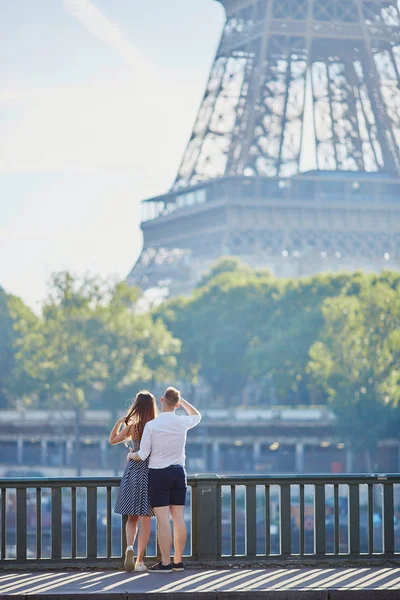 Casal olhando para a torre Eiffel — Fotografia de Stock