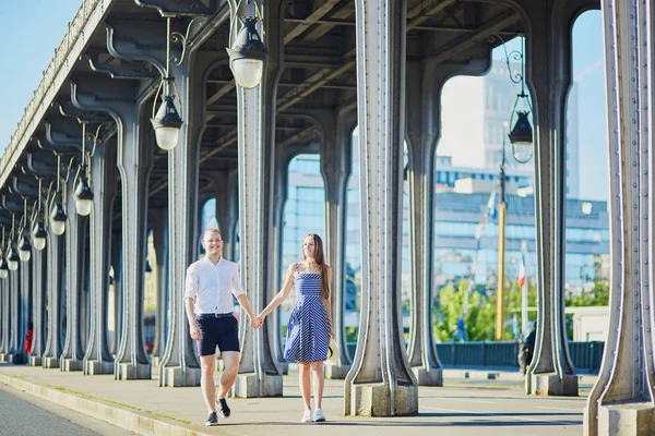 Couple walking along Bir-Hakeim bridge in Paris, France — Stock Photo, Image