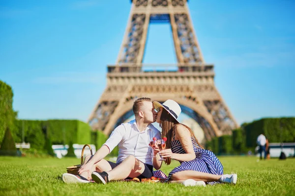 Casal fazendo piquenique perto da torre Eiffel em Paris, França — Fotografia de Stock