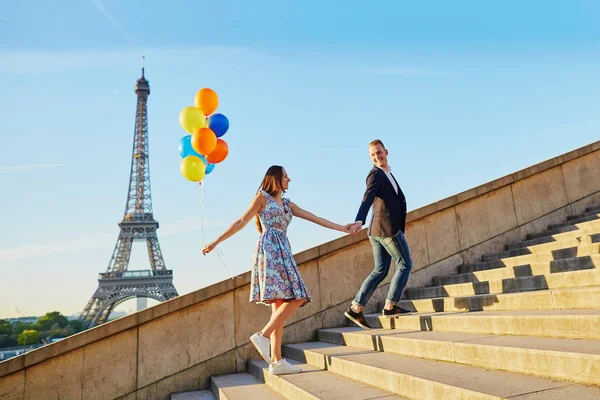 Paar met kleurrijke ballonnen in de buurt van de Eiffeltoren — Stockfoto