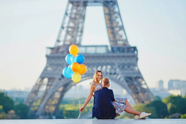 Pareja con globos de colores cerca de la torre Eiffel — Foto de Stock