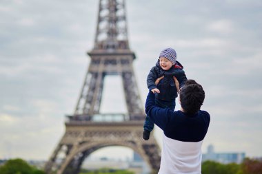 Eiffel tower yakınındaki havadaki küçük oğlu atma baba