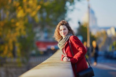 Genç kız Paris'te bir güneşli sonbahar gününde yürüyüş