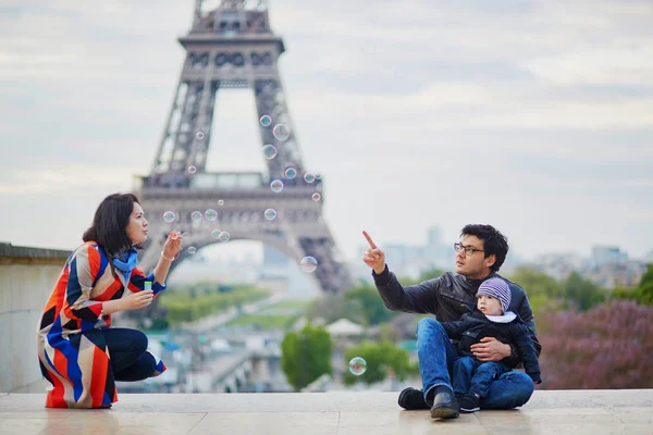 Famiglia felice di tre persone a Parigi vicino alla Torre Eiffel — Foto Stock