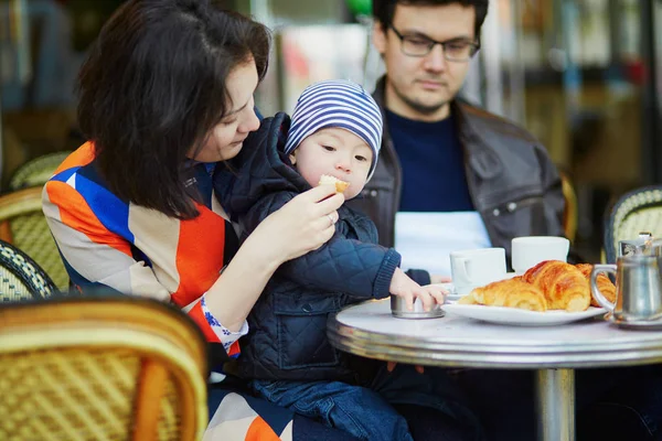 Happy family of three in Parisian outdoor cafe — Stock Photo, Image