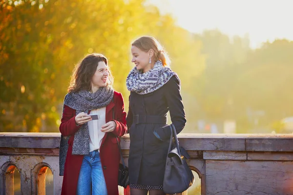 Deux jeunes filles marchant ensemble à Paris — Photo