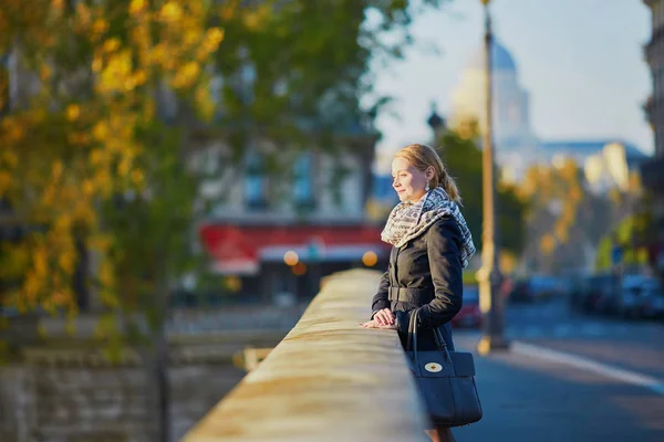 Chica joven caminando en París en un día soleado de otoño —  Fotos de Stock