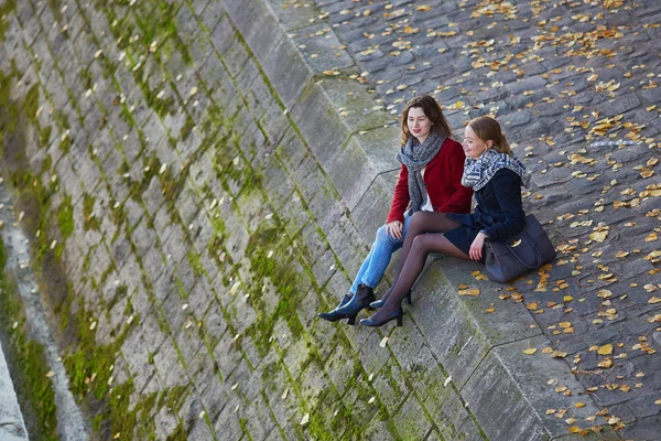 Zwei junge mädchen gehen zusammen in paris — Stockfoto