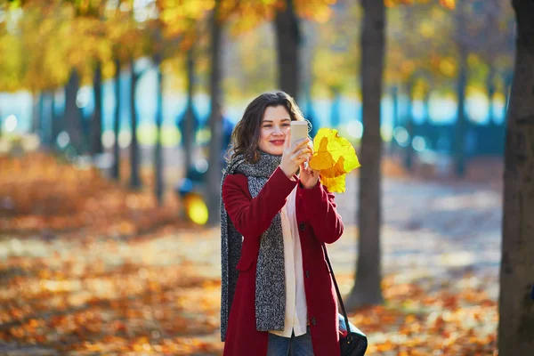 Güz parkında güzel bir genç kız — Stok fotoğraf