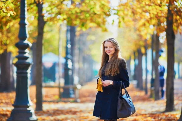 Hermosa joven en el parque de otoño — Foto de Stock