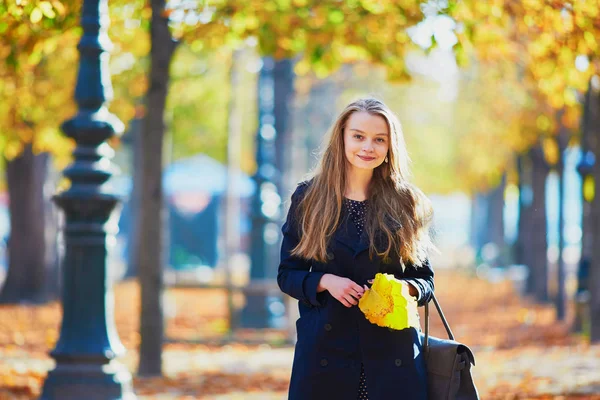 Bela jovem no parque de outono — Fotografia de Stock