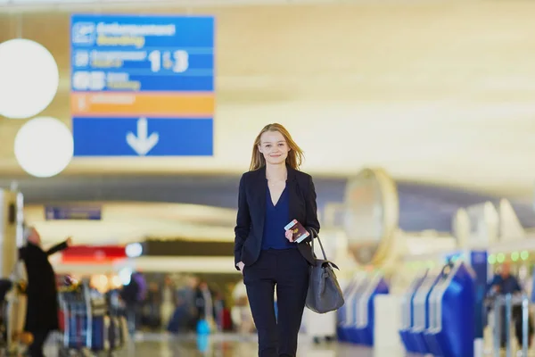 अंतर्राष्ट्रीय हवाई अड्डे में युवा व्यवसायी महिला — स्टॉक फ़ोटो, इमेज