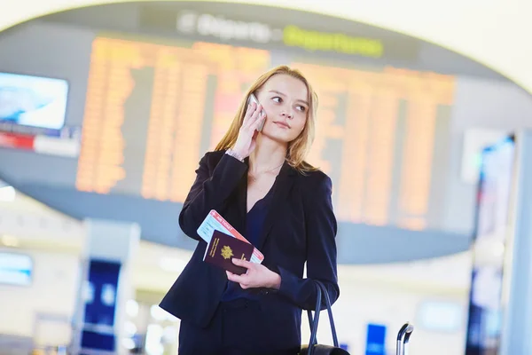 Jovem mulher de negócios no aeroporto internacional — Fotografia de Stock