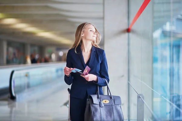 Молодая деловая женщина в международном аэропорту — стоковое фото