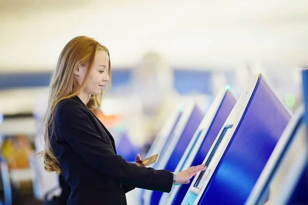 Young business woman doing self check-in in international airport terminal — Stock Photo, Image