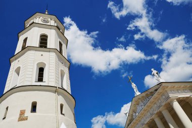 Çan kulesi Vilnius Katedrali mavi gökyüzü üzerinde