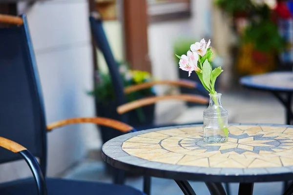 Mesa de un café al aire libre en Vilnius, Lituania — Foto de Stock