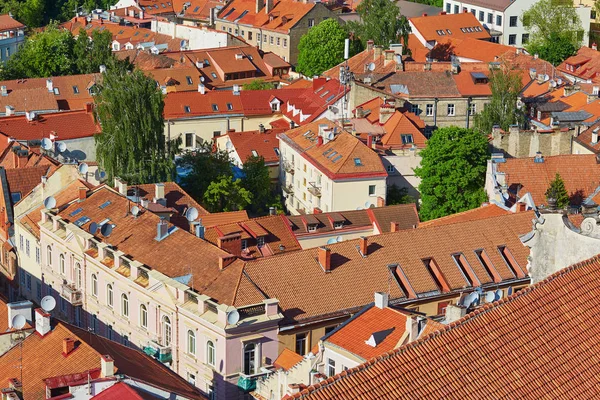 Schöne bunte Gebäude mit roten Ziegeldächern in Vilnius Altstadt — Stockfoto