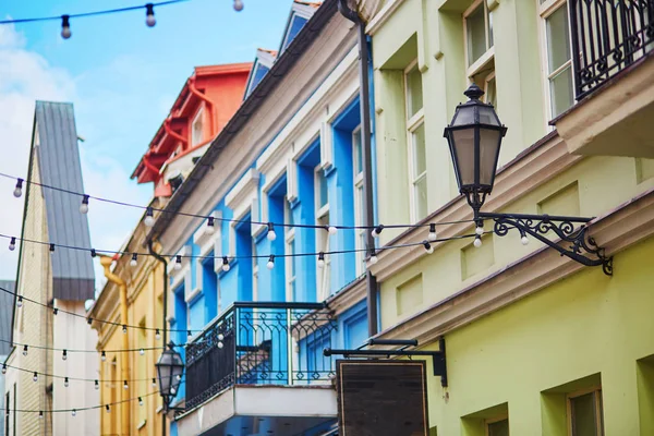 Pequena rua colorida em Vilnius, Lituânia — Fotografia de Stock