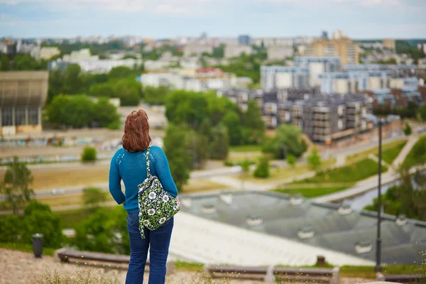 Toeristische kijken naar panorama van oude stad van Vilnius, Litouwen — Stockfoto