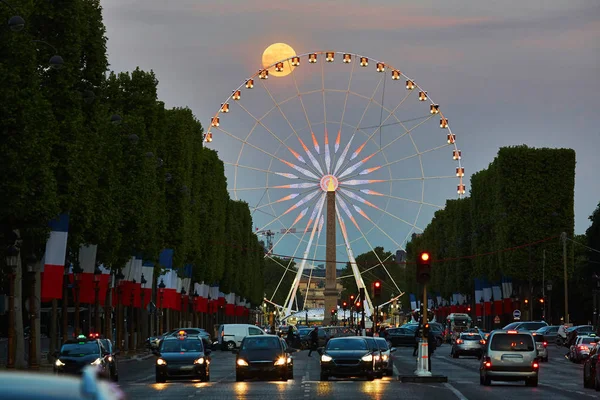 Roda de observação na rua Champs-Elysees com lua cheia em Paris — Fotografia de Stock