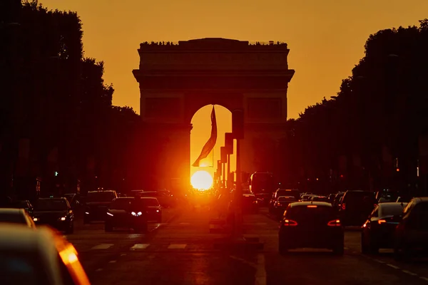 A párizsi Diadalív a Champs-Élysées utcában dugó — Stock Fotó