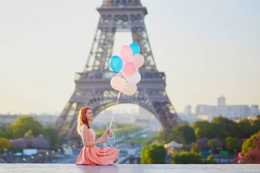 Balonlar Paris'te Eyfel Kulesi önünde grup ile kız