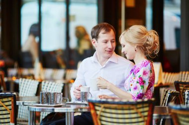 Romantik sevgi dolu çift kahve içme