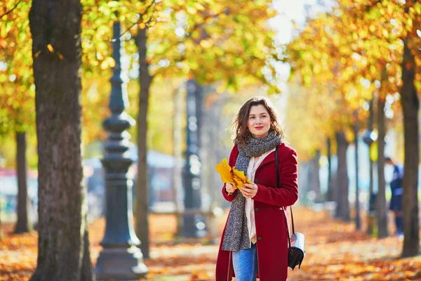 Hermosa joven en el parque de otoño — Foto de Stock