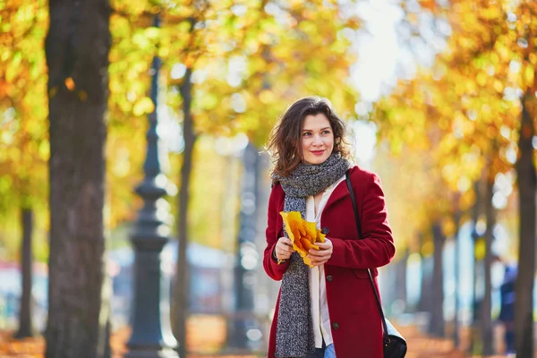 Mooi jong meisje in de herfst park — Stockfoto