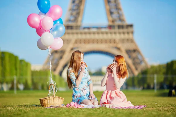 Två unga kvinnor att ha picknick nära Eiffeltornet i Paris, Frankrike — Stockfoto