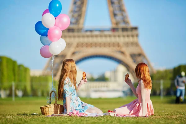 Dos mujeres jóvenes haciendo picnic cerca de la Torre Eiffel en París, Francia —  Fotos de Stock