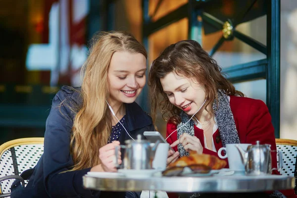 Paris açık café'de iki genç kız — Stok fotoğraf