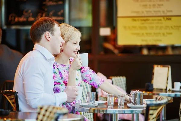 Romántica pareja amorosa bebiendo café — Foto de Stock