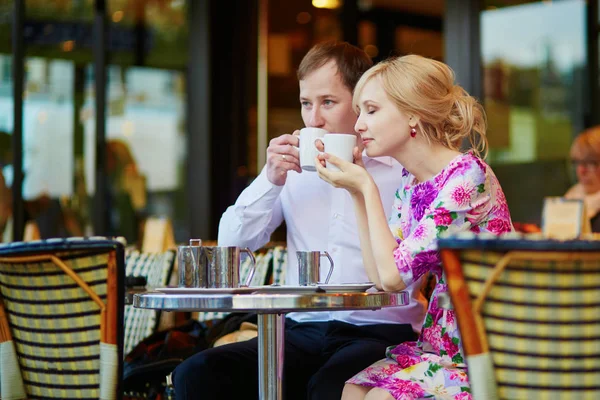 Romántica pareja amorosa bebiendo café —  Fotos de Stock