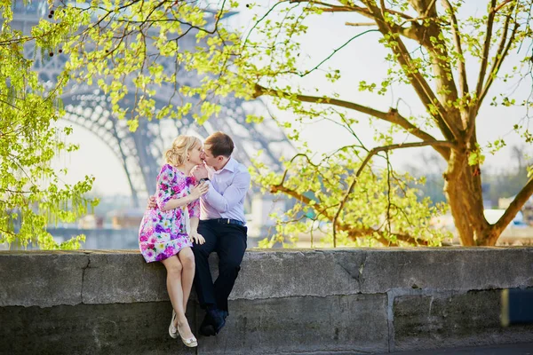 Романтическая пара возле Эйфелевой башни в Париже, Франция — стоковое фото