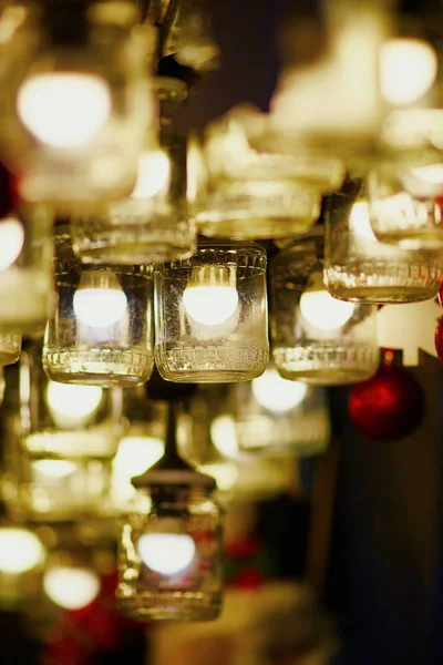Χριστουγεννιάτικα στολίδια και φανάρια γυαλιού σε ένα παρισινό Χριστουγεννιάτικη αγορά — Φωτογραφία Αρχείου