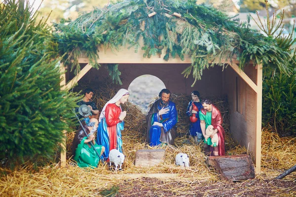 Beeldjes van de kerststal in een kerk — Stockfoto
