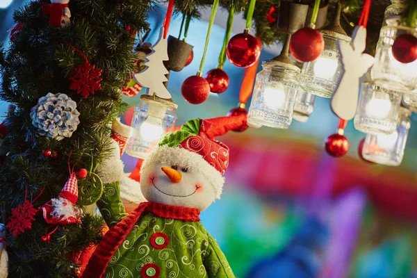 Decoraciones navideñas y faroles de cristal en un mercado de Navidad parisino — Foto de Stock