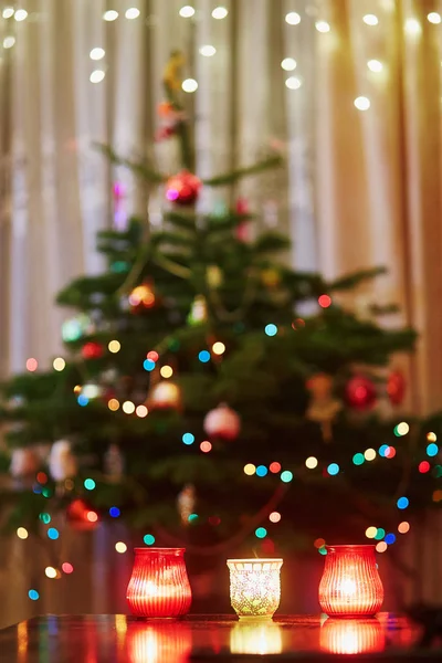 Árbol de Navidad decorado con guirnaldas y velas —  Fotos de Stock