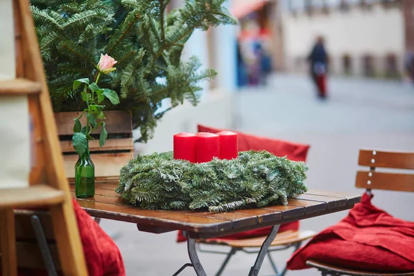 Outdoor cafe in Straatsburg ingericht voor Kerstmis — Stockfoto