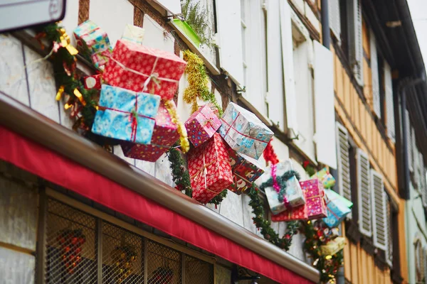 Budynek zdobią kolorowe Christmas zawinięty prezentuje się w Strasburgu — Zdjęcie stockowe