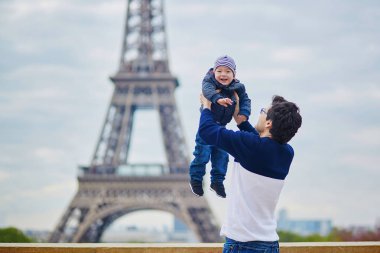 Eiffel tower yakınındaki havadaki küçük oğlu atma baba
