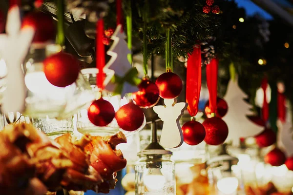 Decoraciones navideñas y faroles de cristal en un mercado de Navidad parisino —  Fotos de Stock