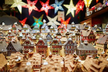 Çeşitli seramik evleri ve geleneksel Noel Pazar Strasbourg, yıldız çelenk