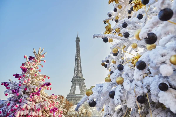 Árvore de Natal coberta de neve perto da Torre Eiffel em Paris — Fotografia de Stock