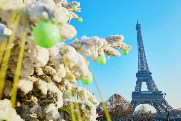 Noel ağacı Paris'te Eyfel Kulesinin yakınında kar ile kaplı
